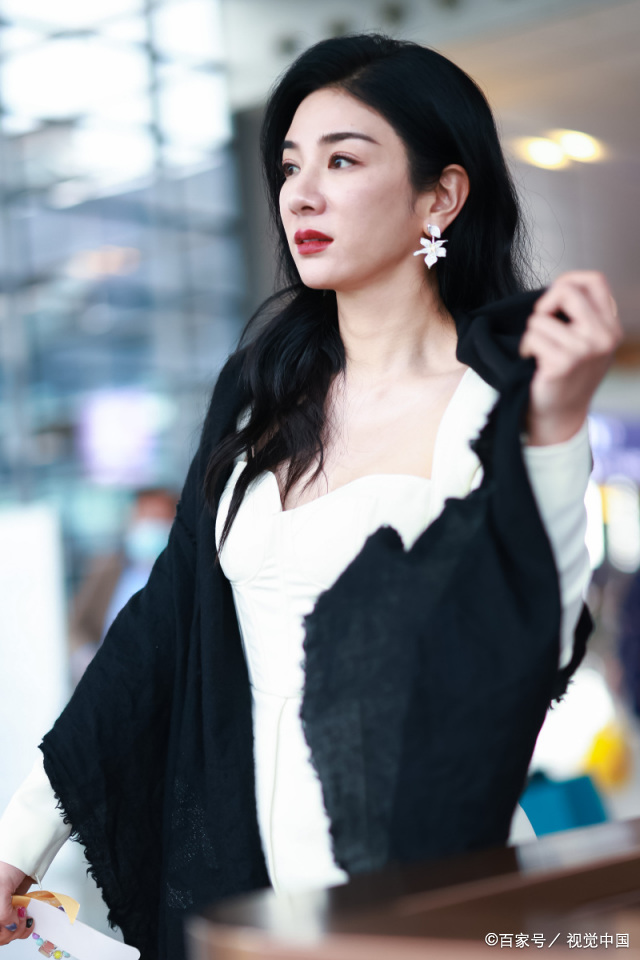 黄奕一组机场照,穿搭和气质贴合的完美无瑕